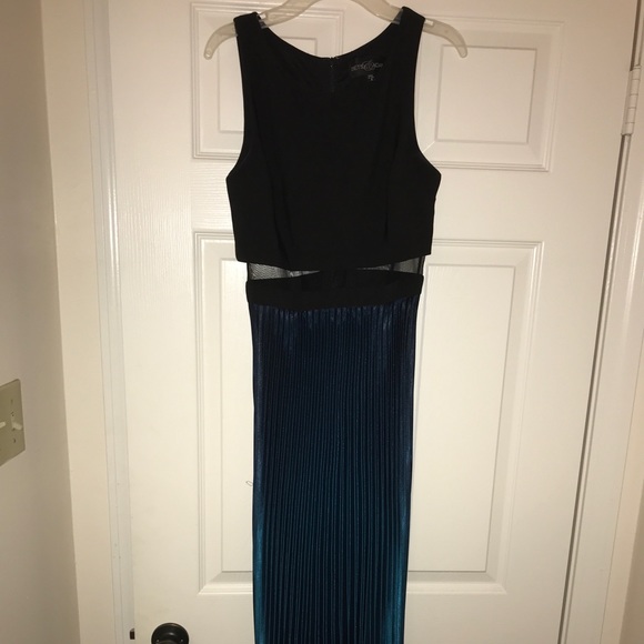 Formal Dress - Picture 3 of 7
